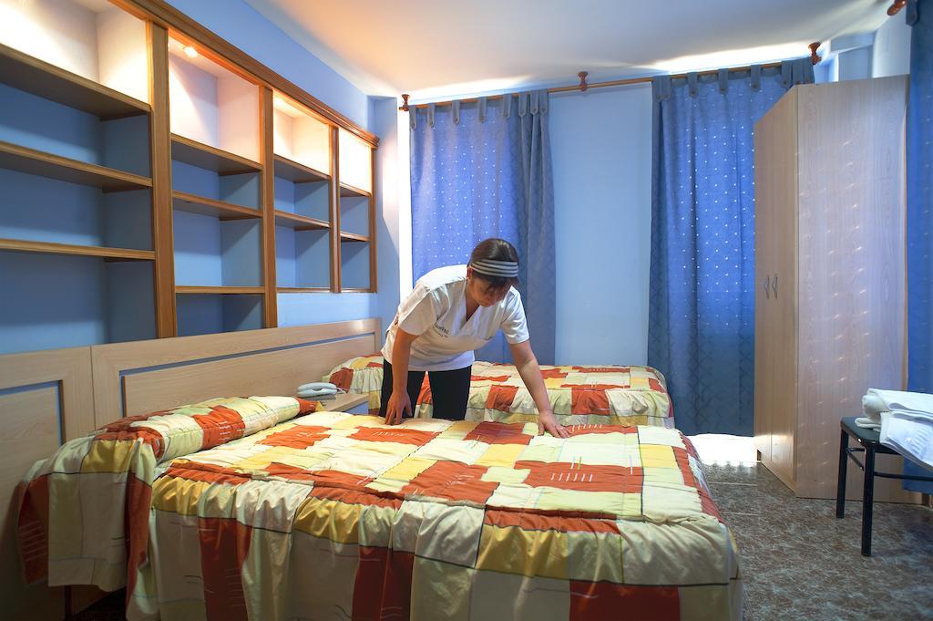 Hostal Xarau Cerdanyola del Vallès Exterior foto