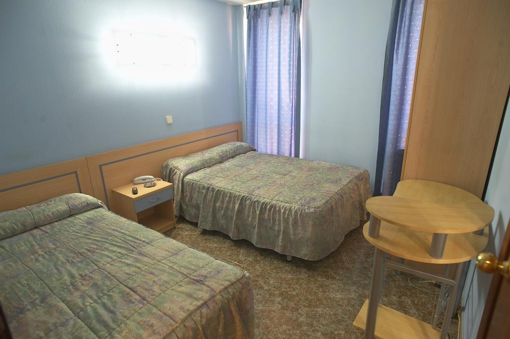 Hostal Xarau Cerdanyola del Vallès Habitación foto