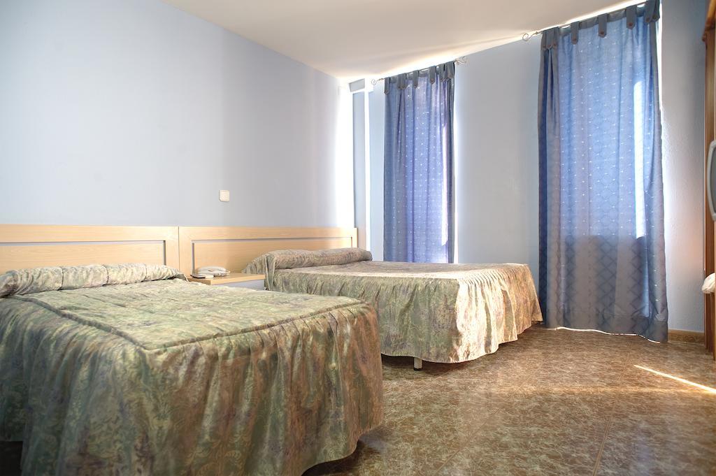 Hostal Xarau Cerdanyola del Vallès Habitación foto